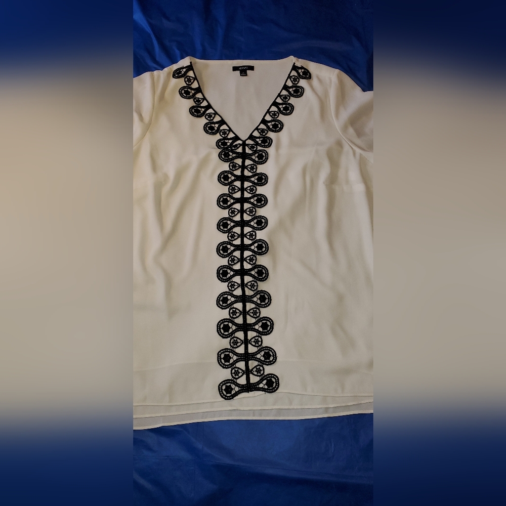 NWT Alfani White Printed Blouse W/ Black Detail At Neckline Women's Size 2X - Picture 2 of 6